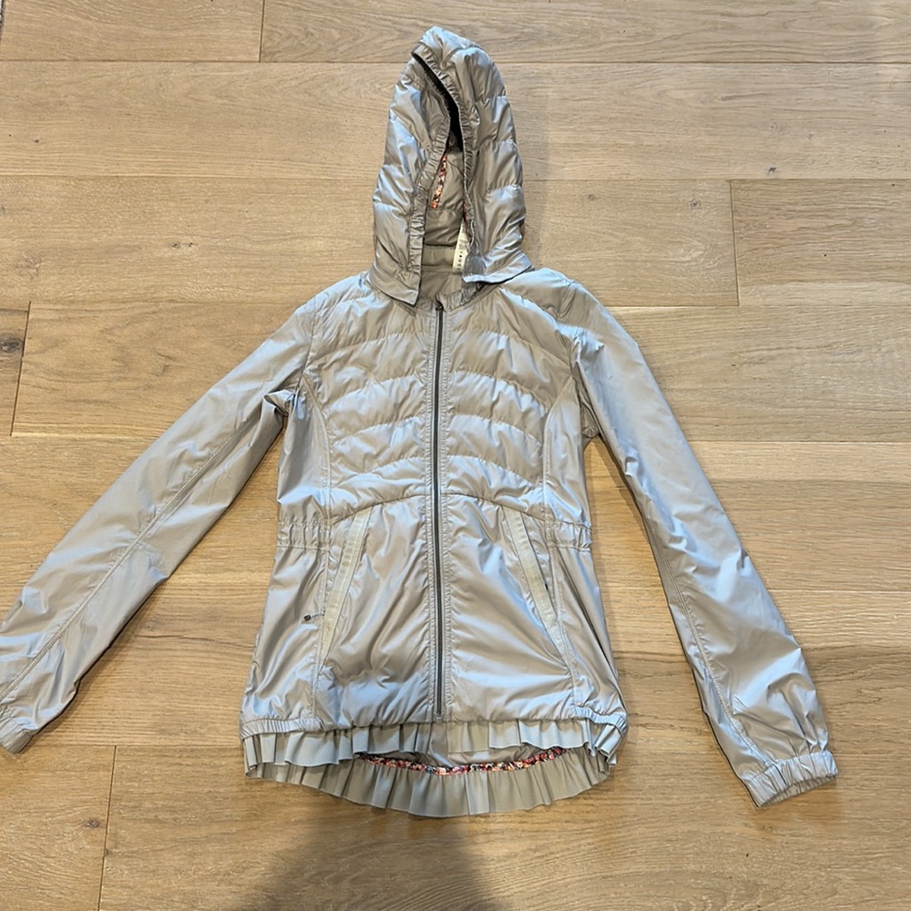LIKE NEW LULULEMON Spring fling ruffled puffy windbreaker jacket size 4 - Picture 3 of 9